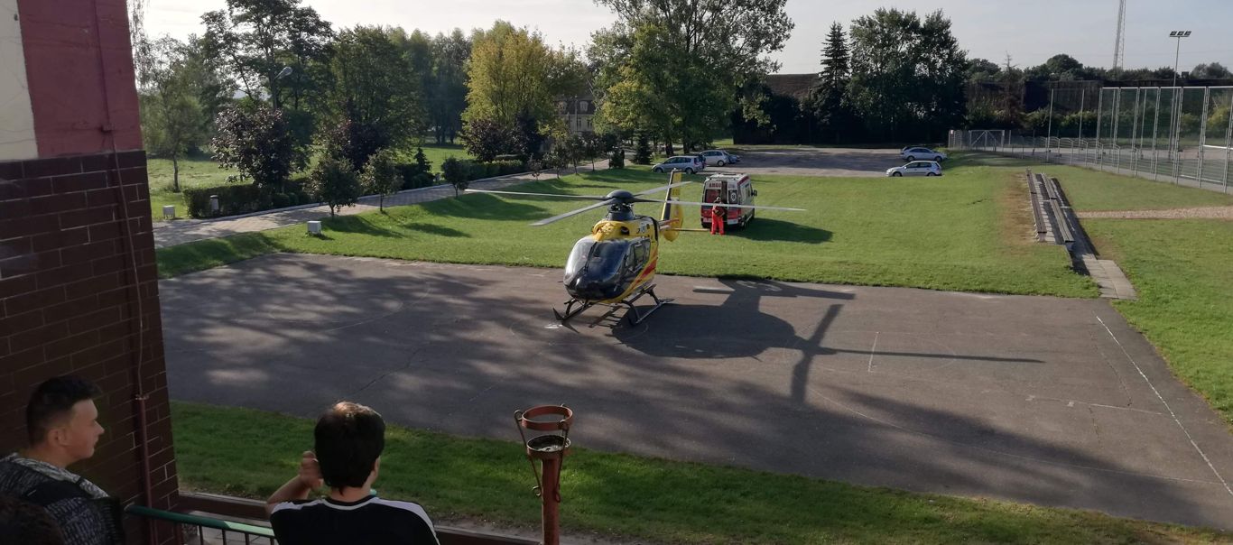 Śmigłowiec LPR wylądował przed szkołą w Przygodzicach. Wiemy dlaczego