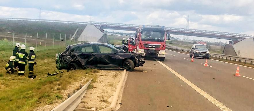Nietypowy przedmiot na obwodnicy przyczyną dachowania