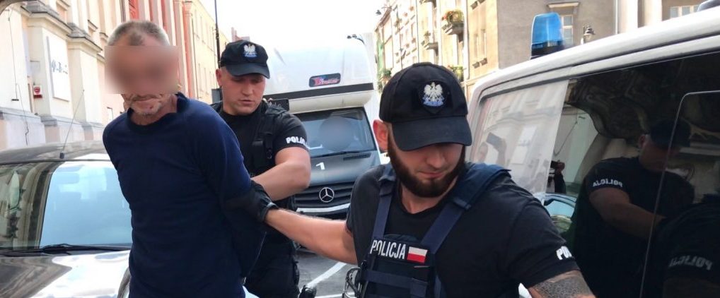 Żona właściciela fermy przeżyła, bo zacięła się broń mordercy