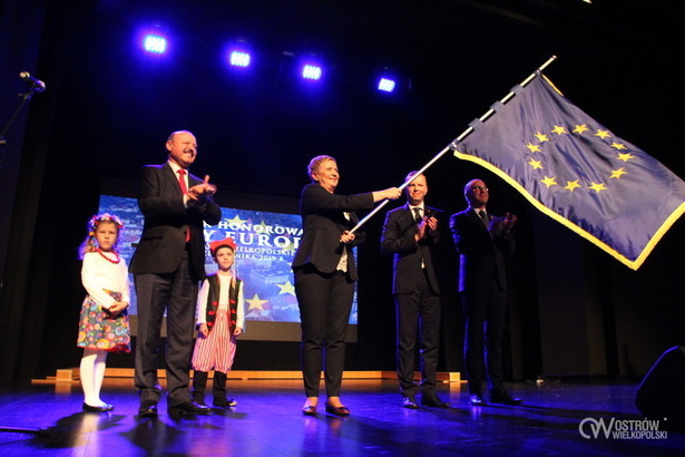 Dlaczego w Ostrowie wywieszono unijne flagi na latarniach?