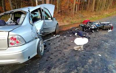 Motocyklista zginął po tym jak wjechał z impetem w auto