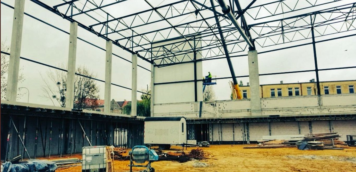 Piorun uderzył w budowaną halę sportową. Ranny pracownik