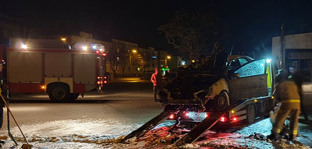 Dramatyczny pożar auta na ostrowskim targowisku