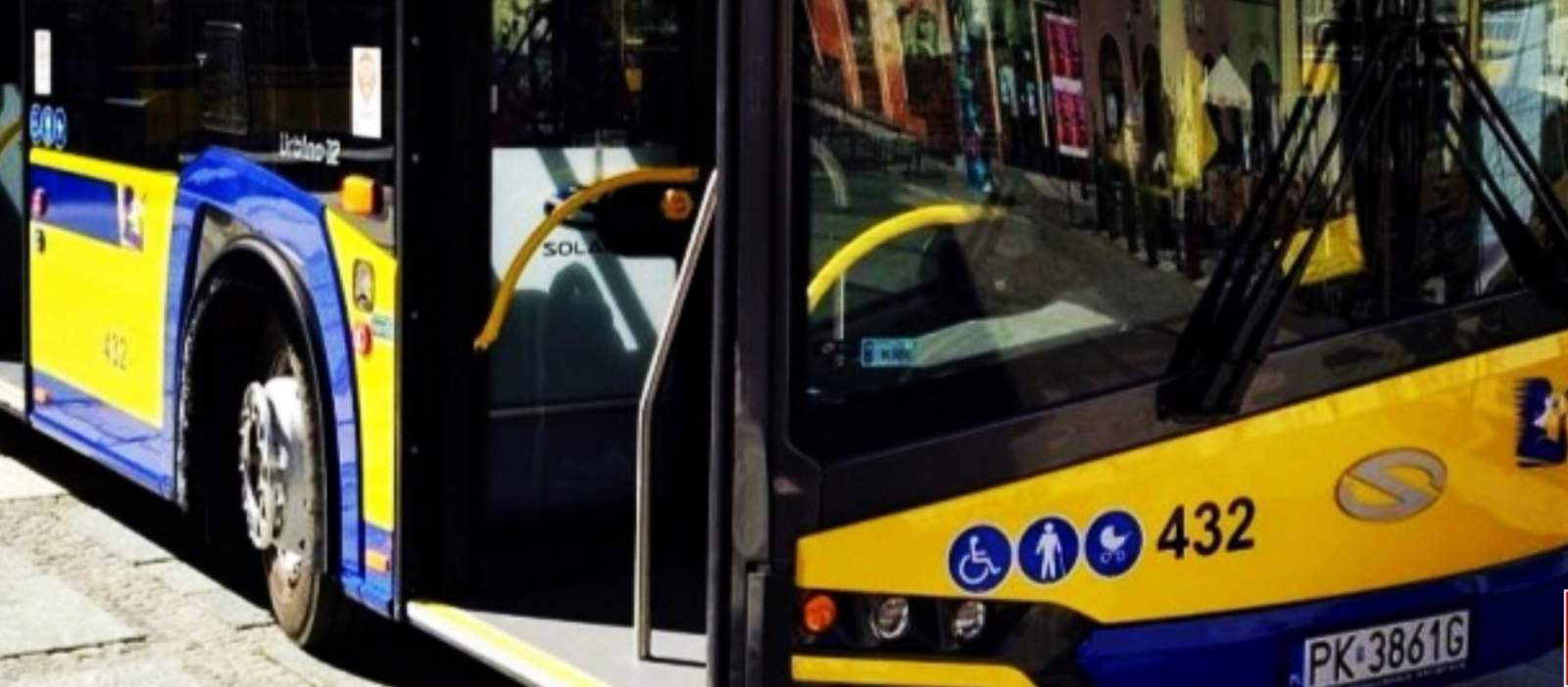 Kontroler biletów uderzył pasażera w jądra