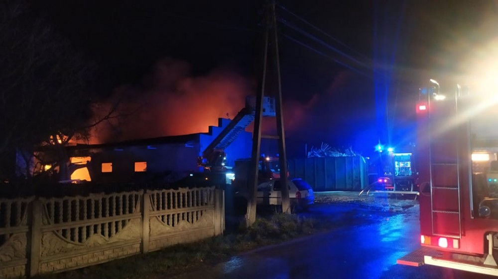 Pożar zakładu produkującego meble. Pomagali w akcji strażacy z Ostrowa