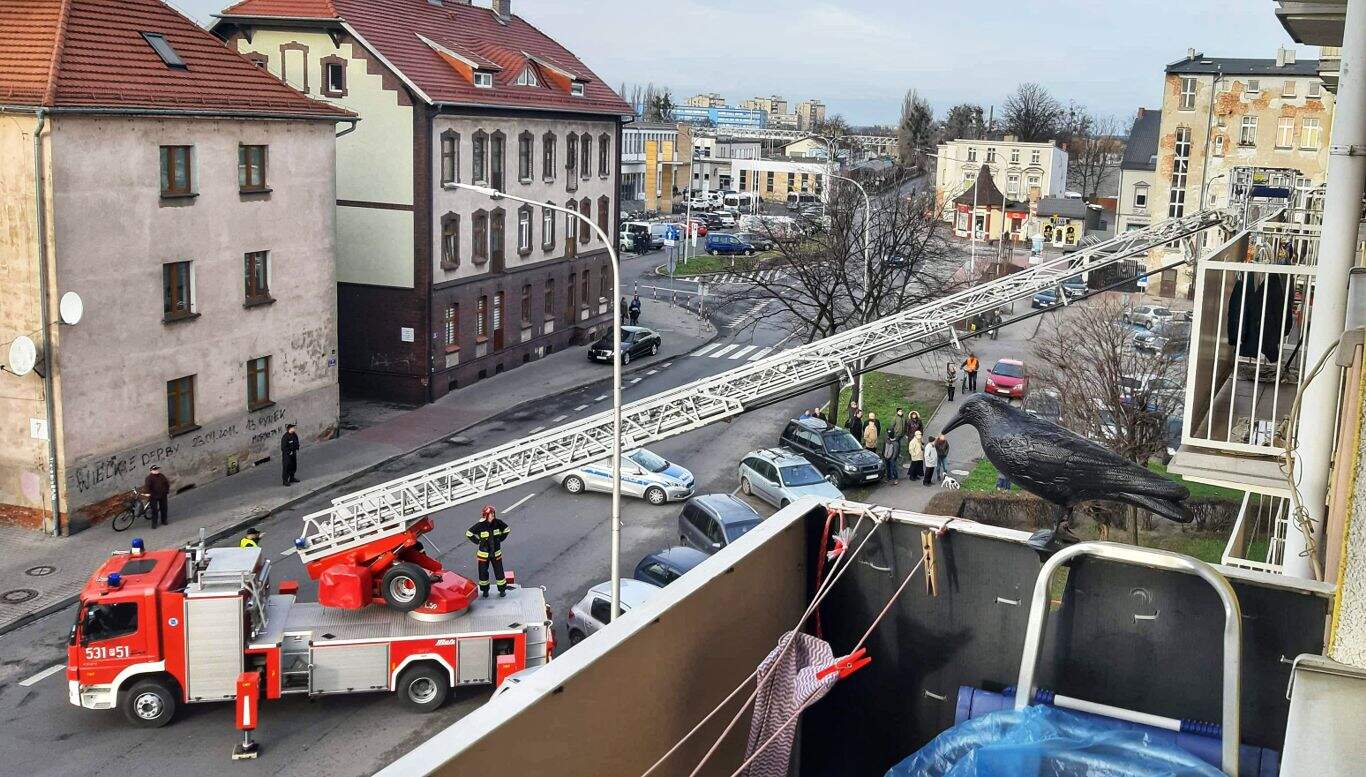 Strażacy weszli do mieszkania i znaleźli kobietę
