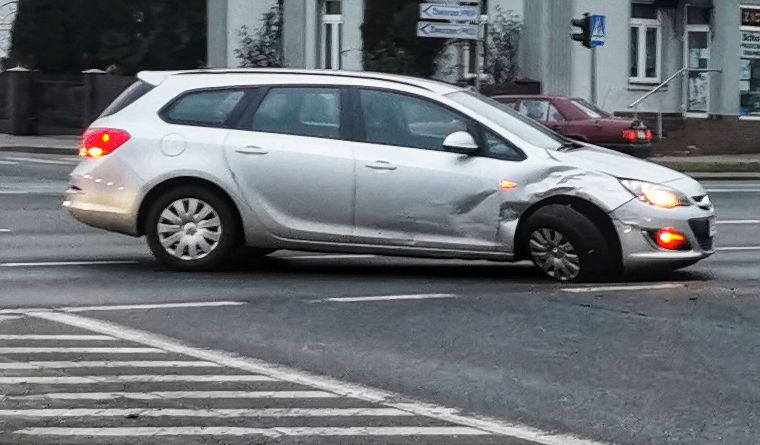 Zderzenie Opla i Mercedesa na Al. Słowackiego
