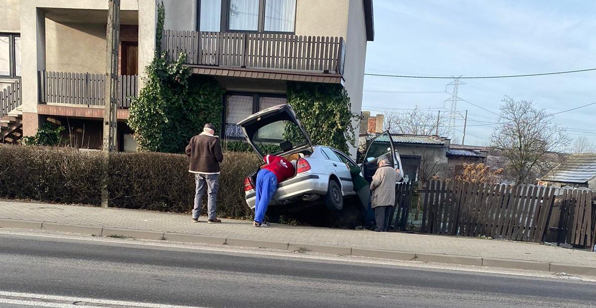 Mitsubishi wjechał w płot