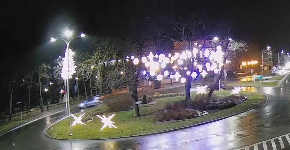 Kolizja na rondzie bankowym – zepchnął auto na chodnik (foto+wideo)