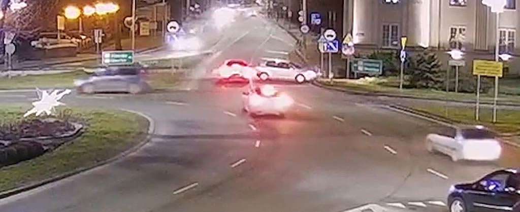 Kolizja na Rondzie Bankowym – BMW i Volkswagen (wideo)