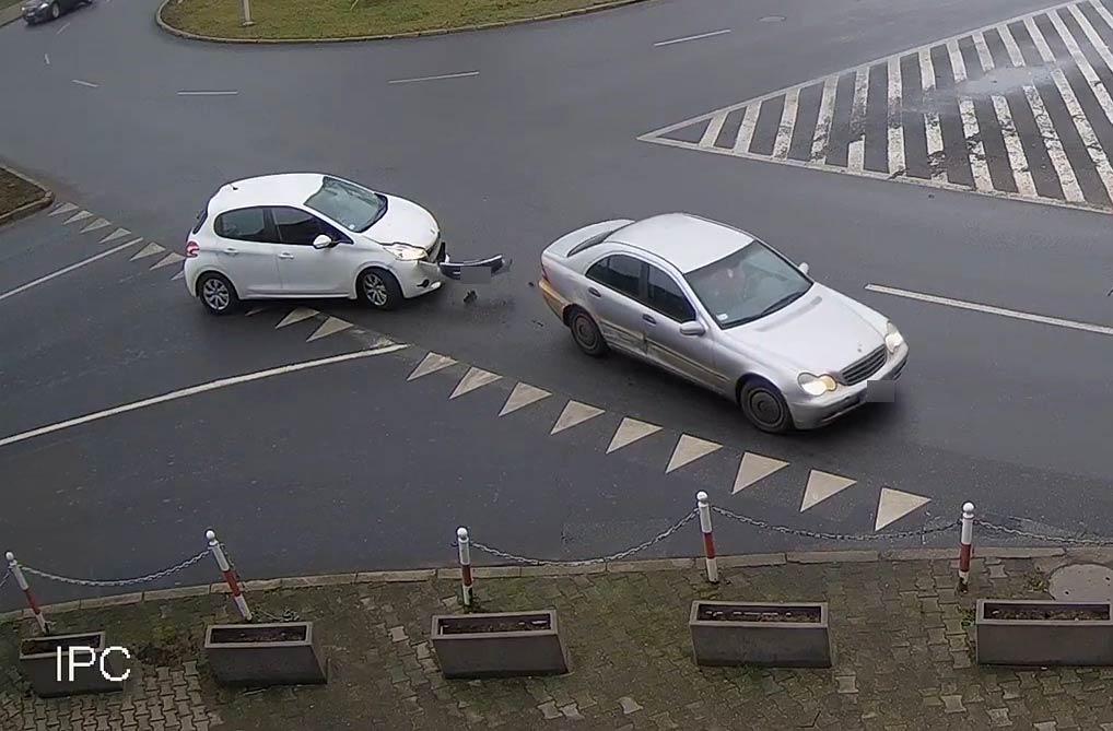 Kolizja na Rondzie Bankowym – Mercedes i Peugeot