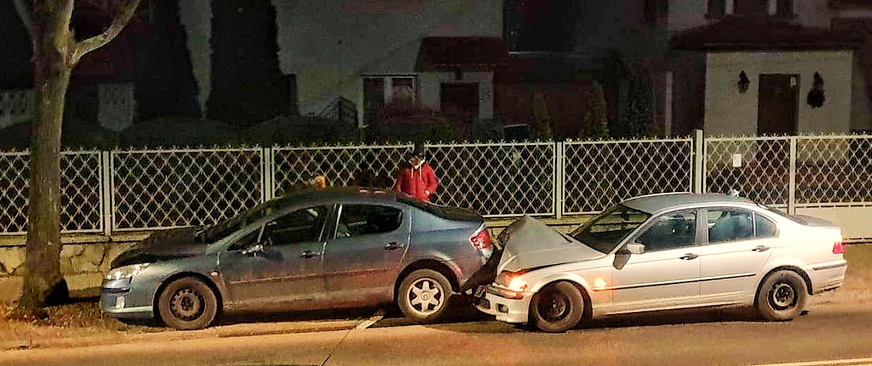 BMW wyleciał z ronda na Wysockiej i wjechał w Peugeota