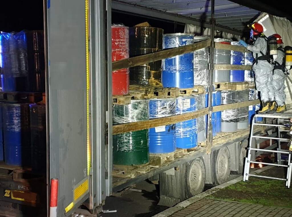 Naczepa z beczkami porzucona na trasie Ostrów – Pleszew