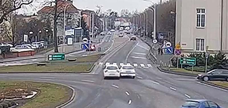 Walentynkowe kolizje na Rondzie Bankowym (wideo)