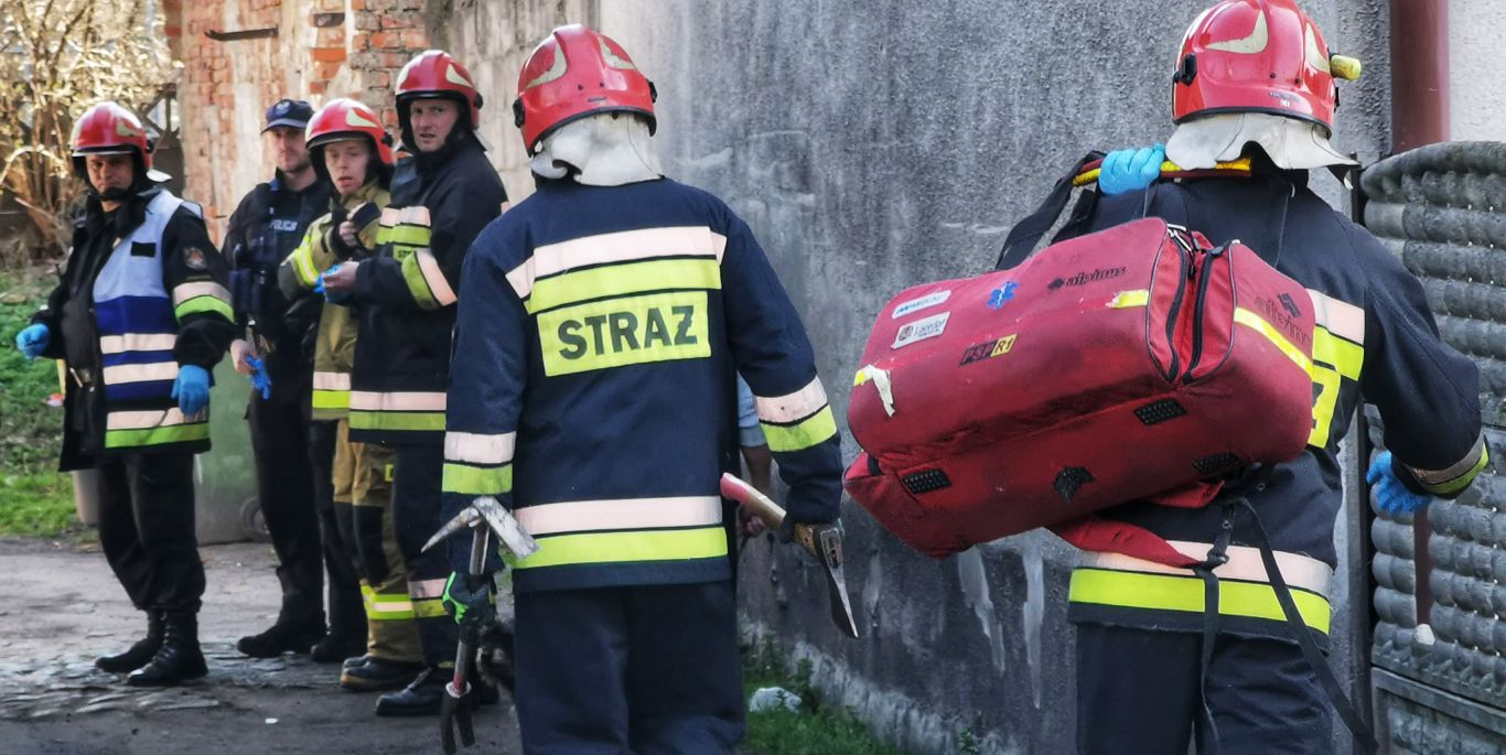 Rodzice martwili się o syna. Strażacy wyważyli drzwi