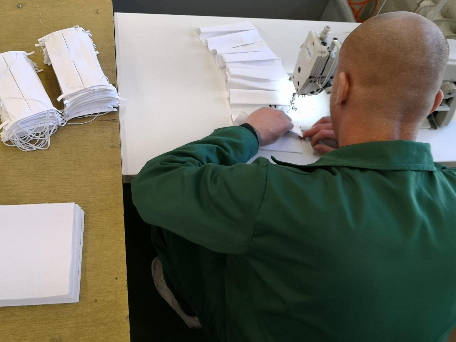 Aresztowani szyją maseczki