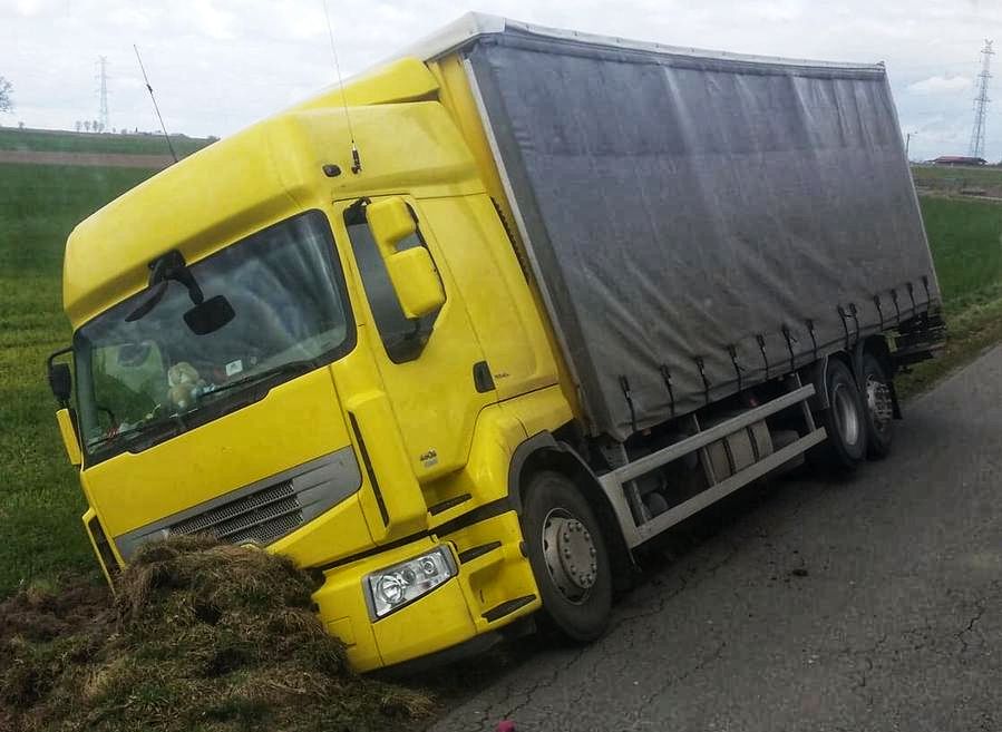 Kierował z ręką w gipsie. Skończył w rowie