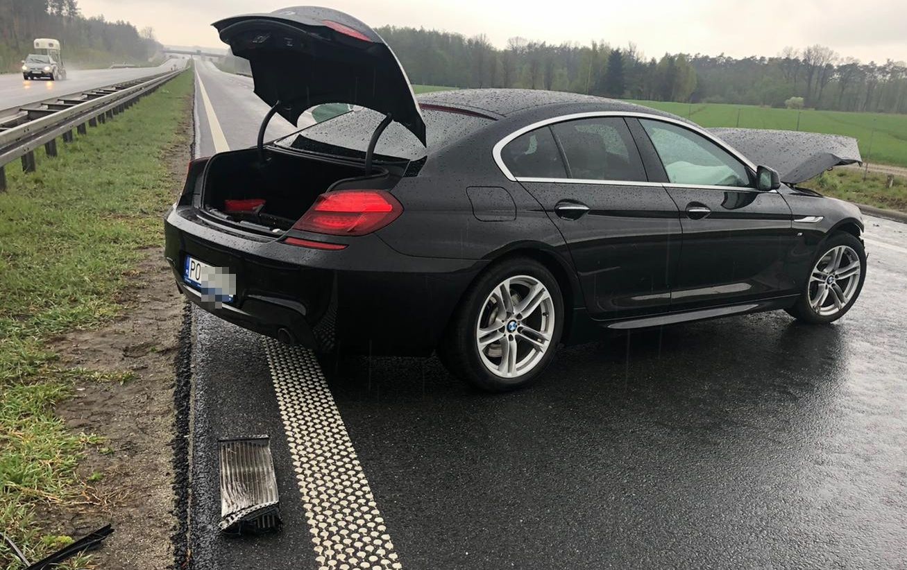 BMW uderzyło w bariery na obwodnicy Ostrowa