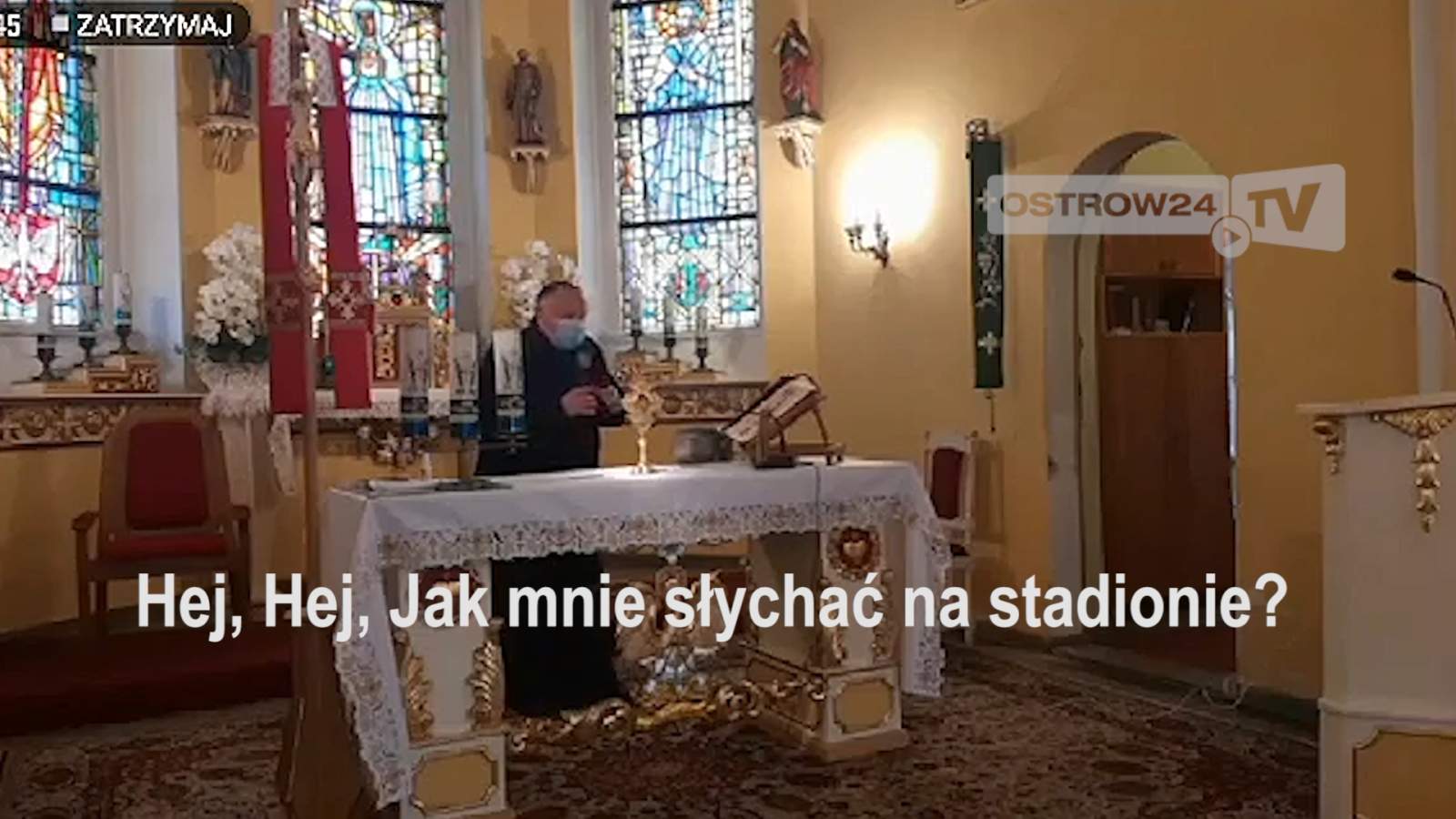 Ksiądz niczym DJ udowadnia, że parafia nie wymarła podczas epidemii
