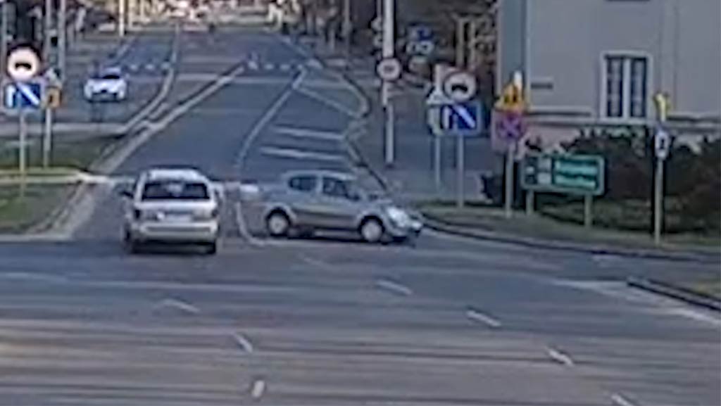 Kolizja na Rondzie Bankowym – 3 kwietnia 2020 – Chrysler i Toyota