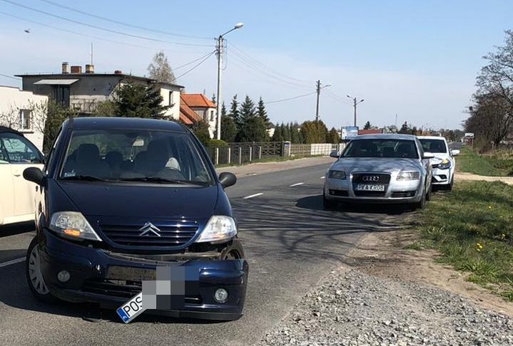 Jechała na poród, samochód wjechał do rowu po kolizji