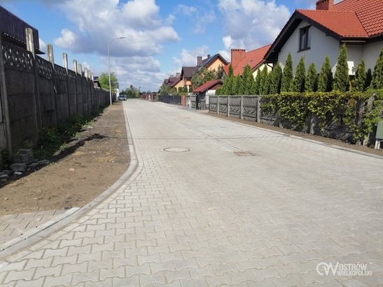 Mieszkańcy dorzucili się do drogi pod domem