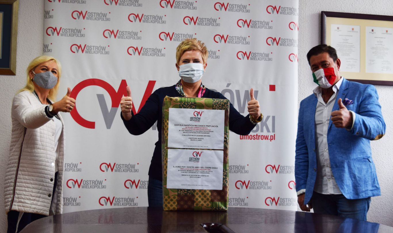 Ostrów przekazał maseczki do Włoch