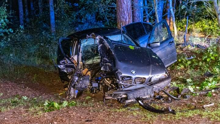 Rozbite na drzewie BMW porzucone bez tablic