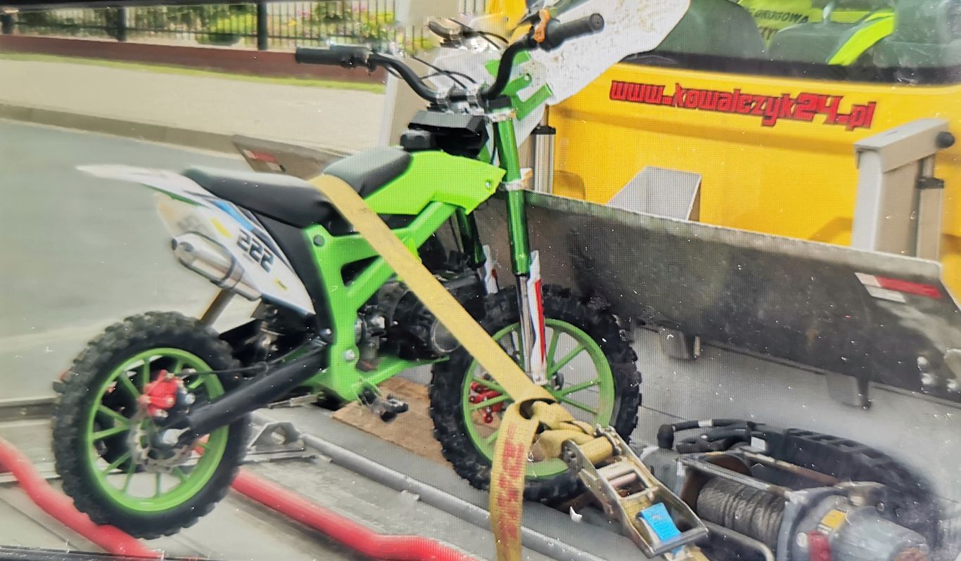 8-latek na minicrossie uderzył w betonowe ogrodzenie. Jeździł bez kasku