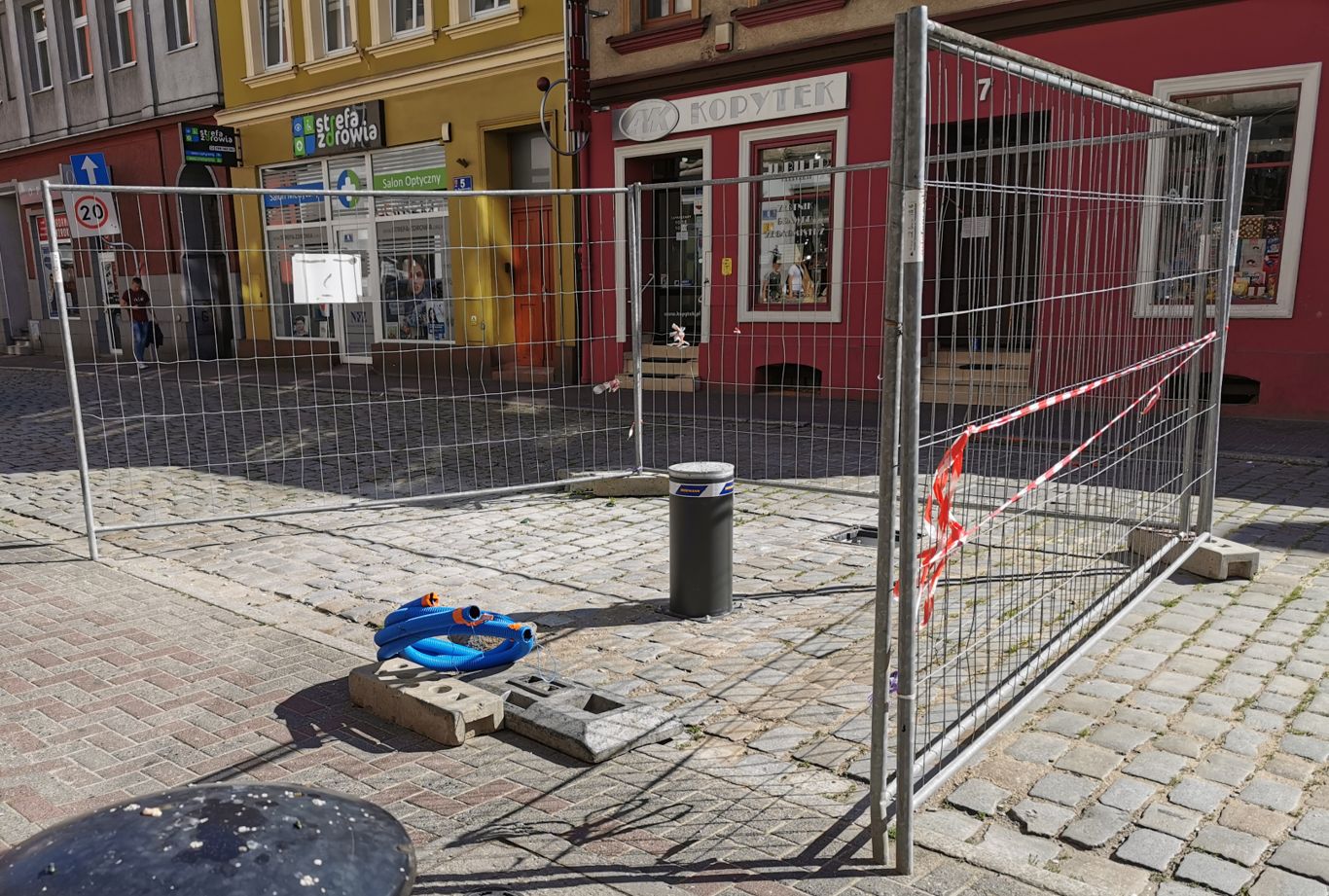 Montują słupki blokujące wjazd na Rynek