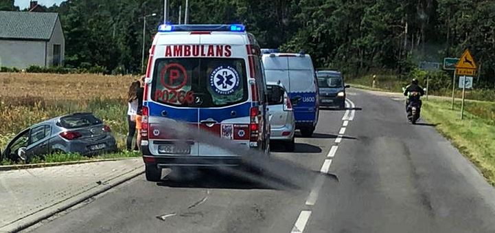 Topola Mała: auto w rowie (aktualizacja)
