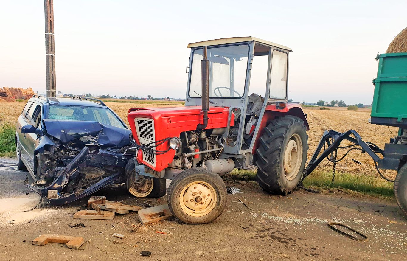 Miał 3 promile i wjechał w traktor