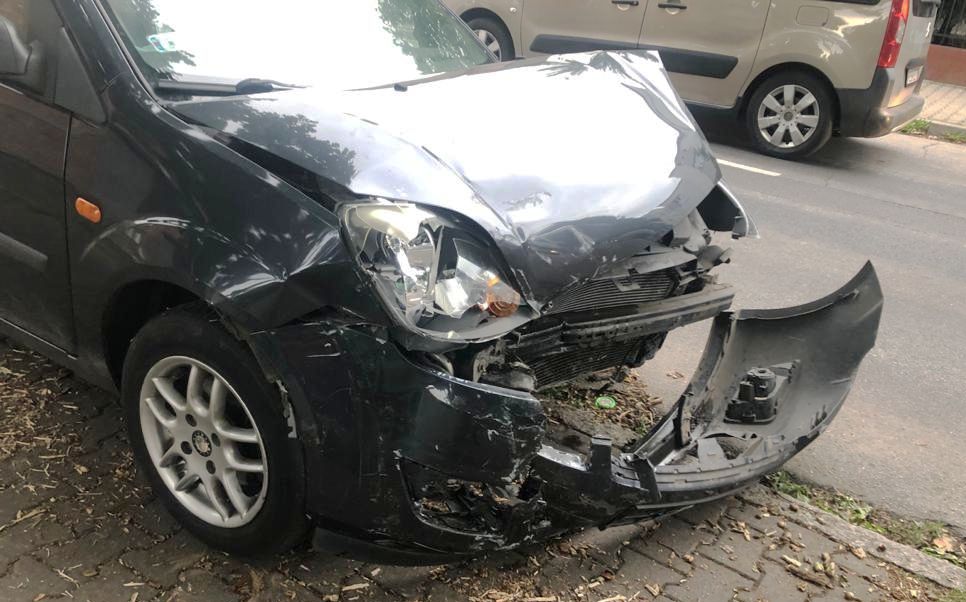 Zderzenie Forda i Mercedesa koło Parku Miejskiego