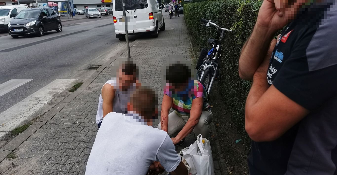 Rowerzysta potrącił kobietę na przejściu