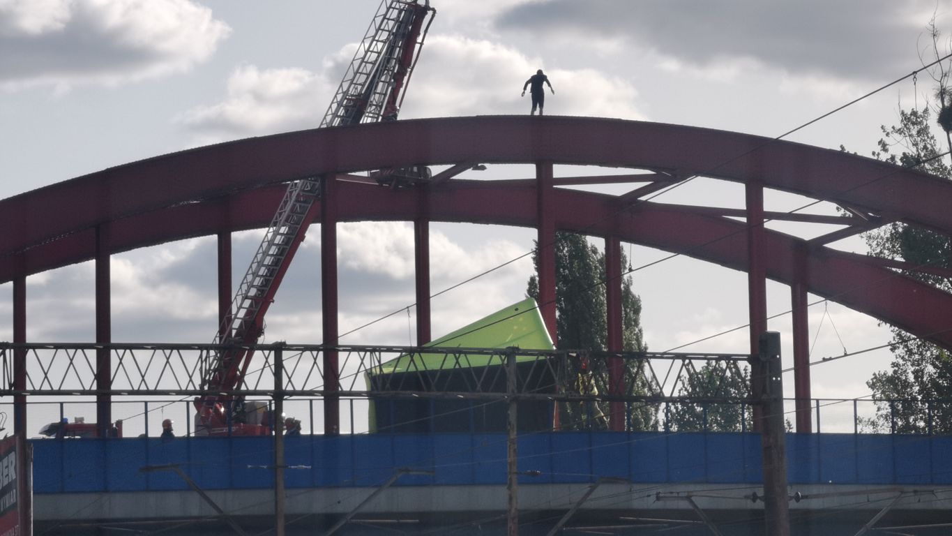 Chodził po wiadukcie odolanowskim. Akcja służb