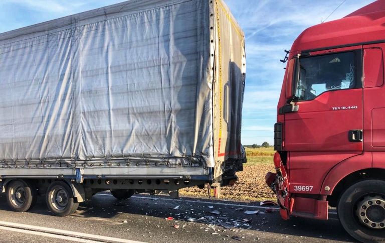 Zderzenie dwóch ciężarówek i osobówki na trasie Ostrów
