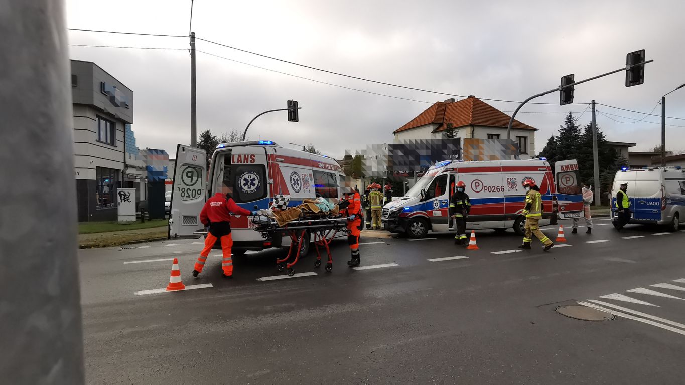 Karetka na czerwonym uderzyła w auto z ziemniakami