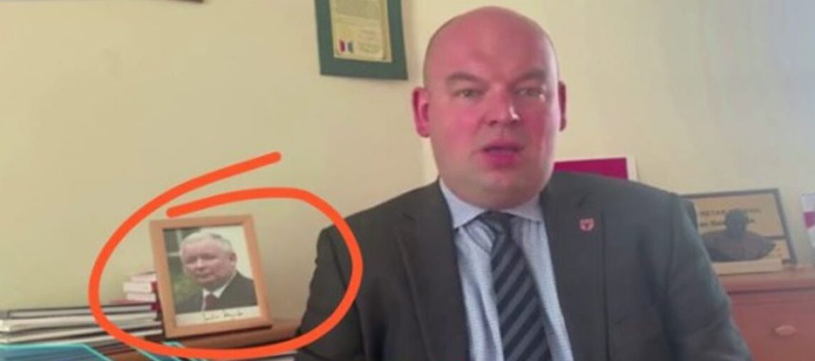Poseł z naszego okręgu trzyma zdjęcie prezesa z autografem