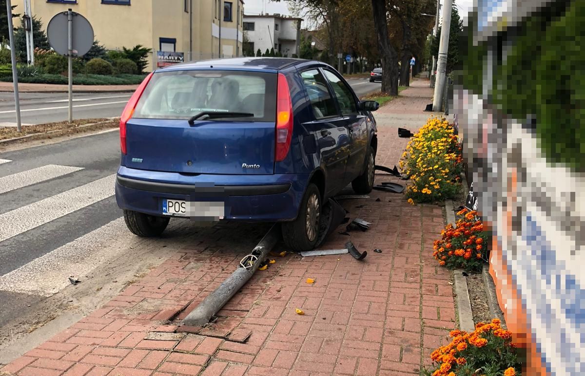 Puntem skasowała słup przy komendzie policji