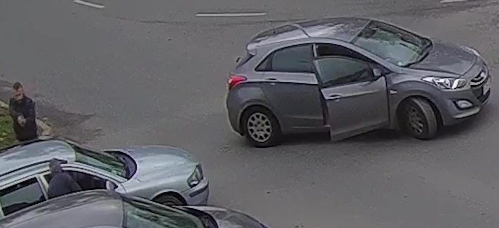 Policjanci z bronią w ręku odzyskali skradzione auto (wideo)