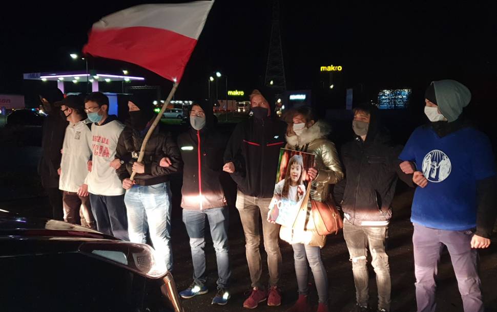 Przeciwnicy protestu kobiet zrobili blokadę. Policja użyła siły