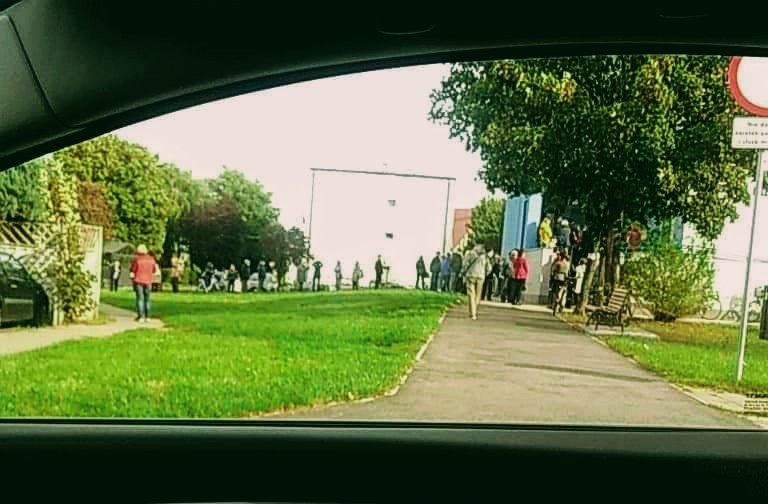 Tłum seniorów po szczepionkę