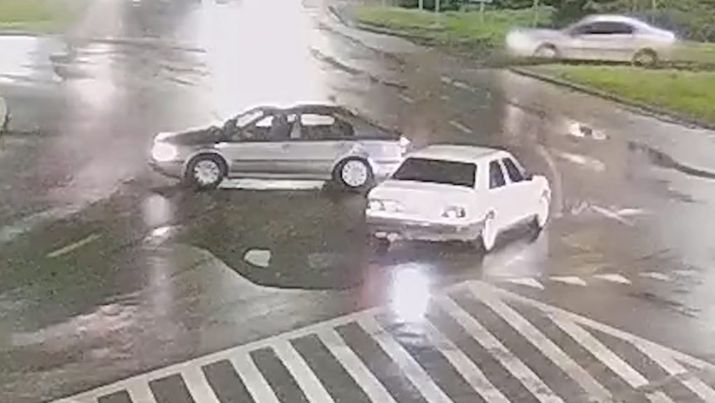 Kolizja na rondzie bankowym. Mercedesem nie zdążył zahamować