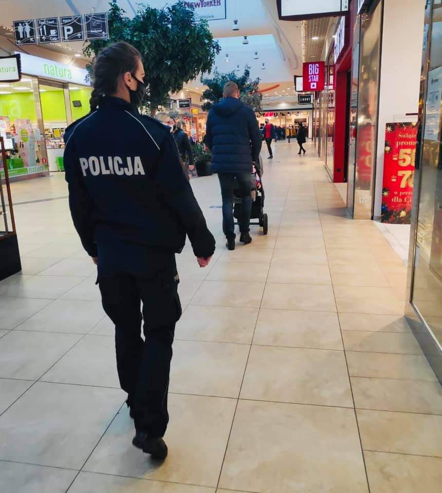 Policjanci w galerii. Co tam robią?