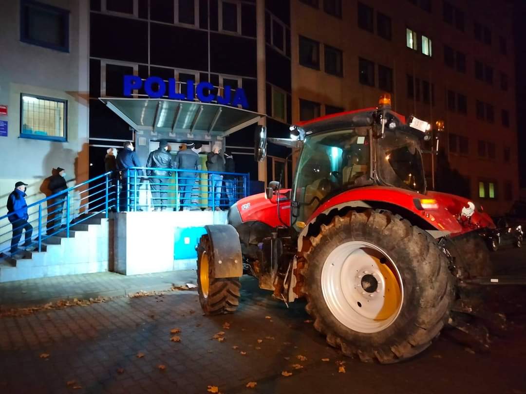 Rolnicy protestują pod komendą policji (aktualizacja 2)