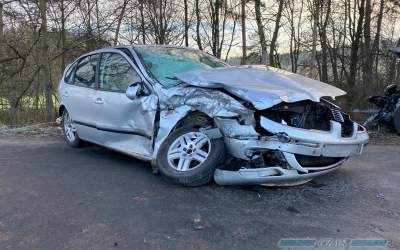 Zderzenie Kia i Seata na śliskiej drodze