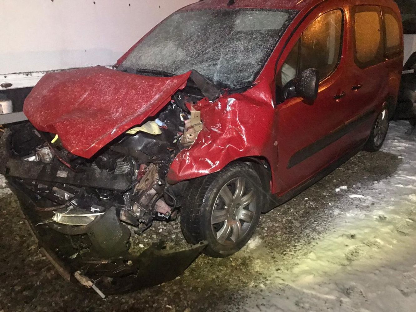 Zderzenie busa firmy kurierskiej z osobówką