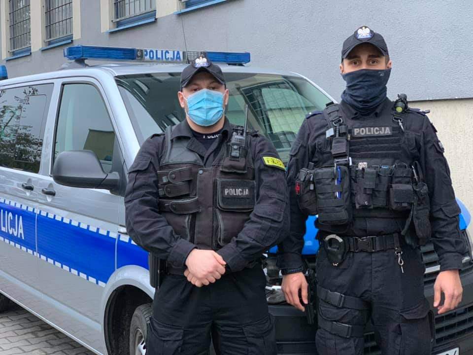 Uratowali mężczyznę. Chciał rzucić się pod pociąg