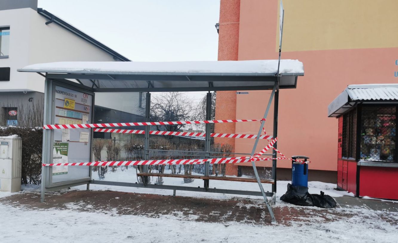 Wjechał w przystanek na Paderewskiego i uciekł (aktualizacja)