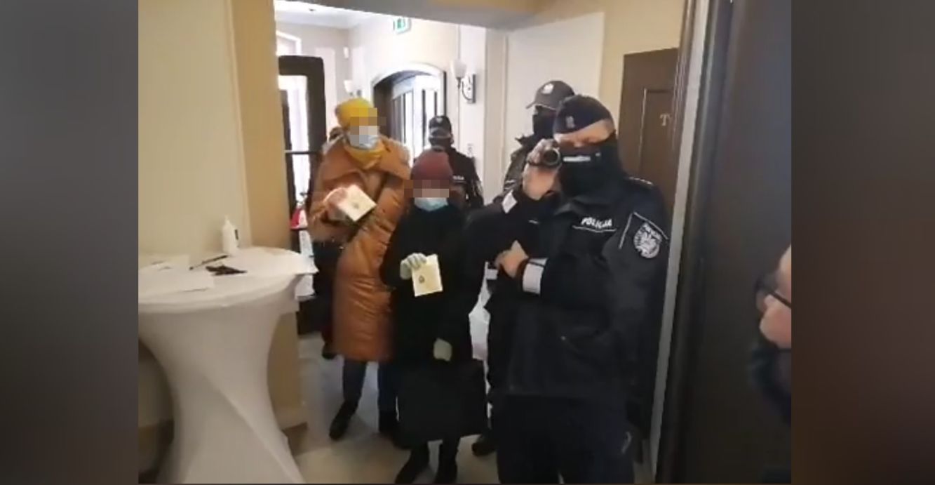 Kontrola w otwartej restauracji podczas pandemii